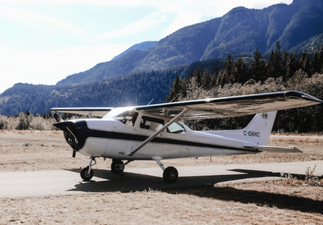 Pilot dies